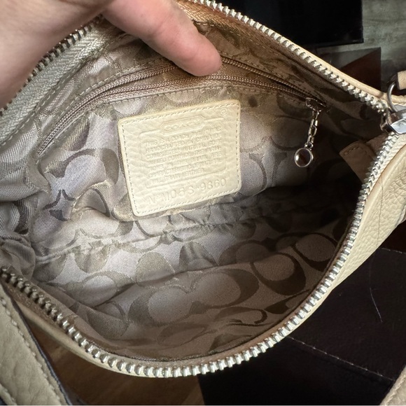 COACH, tan shoulder bag full grain pebbled leather, monogram interior - Picture 2 of 5